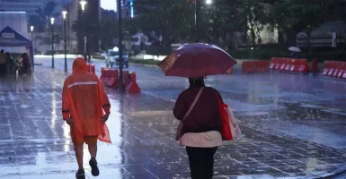Kabar Cuaca BMKG Jatim, Hujan Petir Sejak Pagi, Siapkan Payung