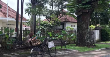 Bangku Taman Ijen Malang Disegel, Warga Sebut Tidak Efektif