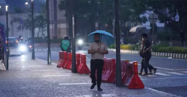Waspada, Cuaca Jawa Timur Hari Ini Diprakirakan Hujan Disertai Petir, Sedia Payung