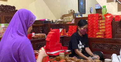 Menjelang Imlek, Produsen Kue Keranjang di Surabaya Kebanjiran Pesanan