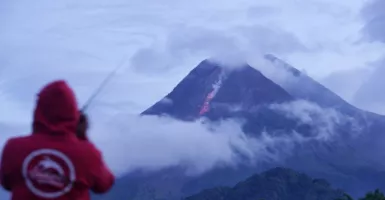 Gunung Merapi Luncurkan Lava Pijar Sejauh 1,5 Kilometer