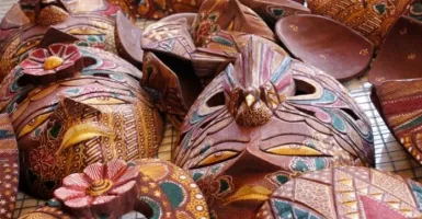 Belajar Membuat Topeng Kayu Batik di Desa Wisata Bobung