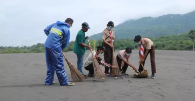 Warga Kretek Bersihkan Gumuk Pasir Barchan Dukung Bantul Bersinar