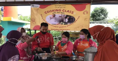 Kece! Mahasiswa UAD Gelar Cooking Class dengan Emak-emak