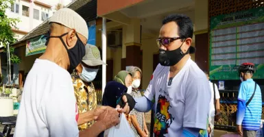 Tularkan Empati, Wawali Yogyakarta Gowes Sambil Bagi-bagi Sembako