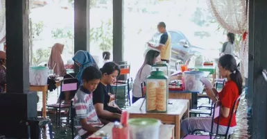 Soto Cokro Kembang di Sleman, Sensasi Makan di Dalam Kolam