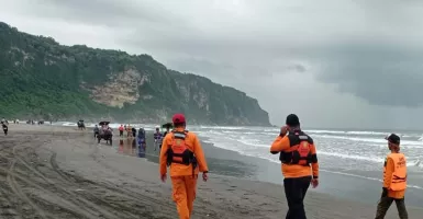 2 Pelajar Semarang Terseret Arus Pantai Parangtritis, 1 Hilang