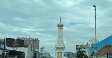 Duhh, Turis Berfoto di Tugu Yogyakarta Hampir Tertabrak Kendaraan