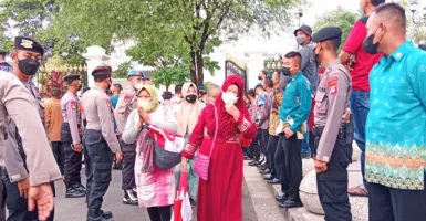 Lebaran di Yogyakarta, Jokowi Bagi-bagi Sembako ke Warga