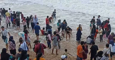 Banjir Rob di Pantai Gunungkidul, 6 Wisatawan Terseret Ombak