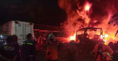 Sebuah Bus dan Tumpukan Ban Bekas Ludes Akibat Kebakaran di Bantul