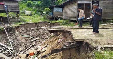 4 Rumah Warga Nyaris Terseret Longsor di Rantau Bumbun