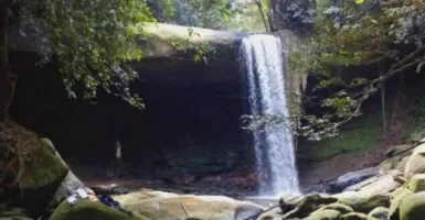 Pesona Air Terjun Riam Macan, Ada Patung Bunda Maria di Baliknya