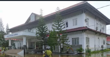 Fasilitas Perkantoran Pemerintah di Sukadana Terendam Banjir