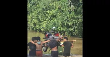 Jalan Menuju Perbatasan Direndam Banjir, Kedalaman Capai 1 Meter