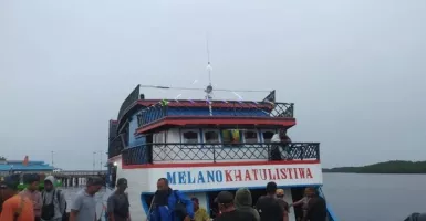 Penumpang Berlomba Dapat Tempat di Kapal Rute Rasau-Teluk Batang