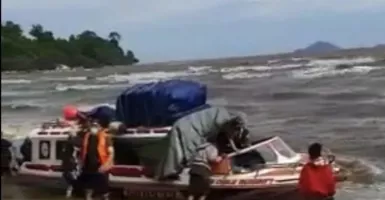 Dihantam Gelombang, Speedboat Sinergi Terdampar di Pulau Sepintu
