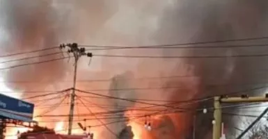 Kantor Balitbang Kalbar Terbakar, Api Nyaris Mencapai SPBU