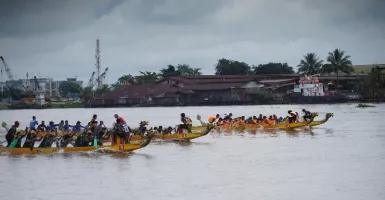 Festival Dragon Boat Diramaikan 18 Tim dari Seluruh Daerah di Kalbar