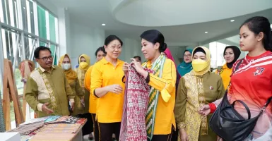 Istri Panglima TNI Kunjungi dan Beli Produk di UMKM Center