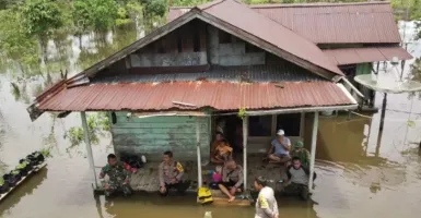Polres Kayong Utara Beri Bantuan pada Warga Terdampak Banjir
