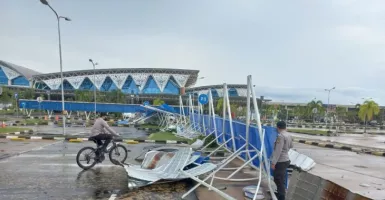 Kanopi Pejalan Kaki Bandara Supadio Porak-poranda Dihantam Angin Kencang