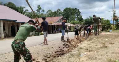 Pemasangan Pipa Air Bersih di Kecamatan Sekayam Dibantu Satgas Pamtas