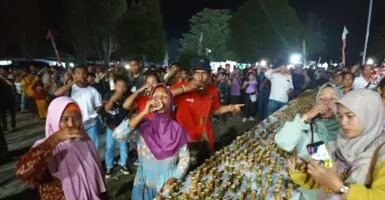 Madu dalam 3.500 Cangkir Bambu Menjadi Suguhan dalam Festival Danau Sentarum