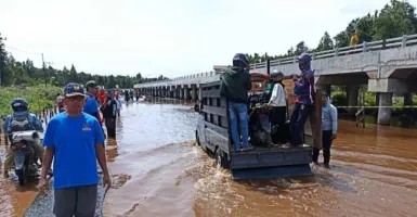 Jembatan Darurat di Ruas Kalis-Putussibau Dibangun Swadaya oleh Dinas PUPR