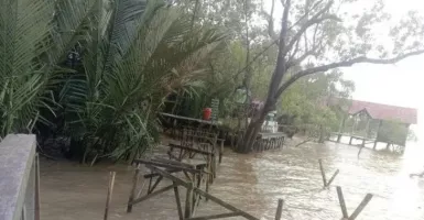 Diterjang Ombak, Fasilitas di Ekowisata Mangrove Teluk Berdiri Rusak Parah