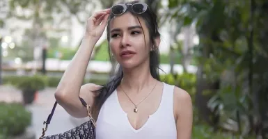 Pose Maria Vania Jadi Sorotan, Netizen Singgung Gaji UM