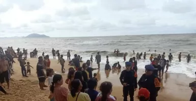 Bocah Terseret Ombak di Pantai Pasir Panjang Diselamatkan Anggota Brimob Singkawang