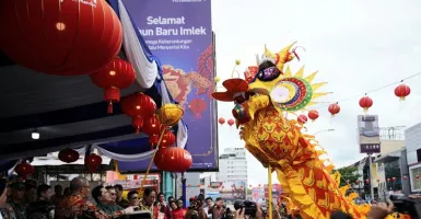 Erick Thohir Saksikan Karnaval 26 Naga di Pontianak
