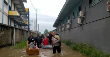 Banjir Rob Rendam Jalan Raya Singkawang-Bengkayang hingga Masuk Rumah Warga