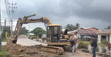 Tergerus Air Hujan, Jalan Nasional di Pasir Panjang Singkawang Rusak
