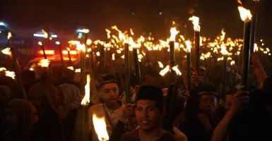 Ribuan Peserta Pawai Obor Terangi Jalan Pontianak Sambut Ramadan