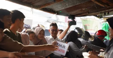 Aksi Edi Kamtono-Evan Hobby Makan Borong dan Gratiskan Takjil Dikerumuni Warga