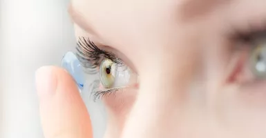 Simak 3 Tips Memakai Softlens Agar Mata Tidak Kering