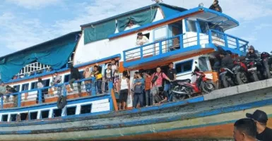 Kapal Tabrak Tebing Pasir Muara Kubu, 145 Penumpang KM Arif Jaya Dievakuasi