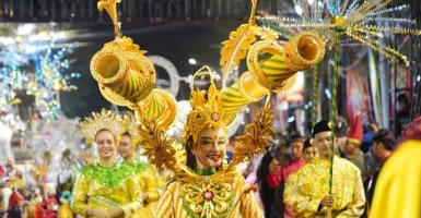 Warga Makassar Kagumi Keunikan Kostum Meriam Karbit dari Pontianak