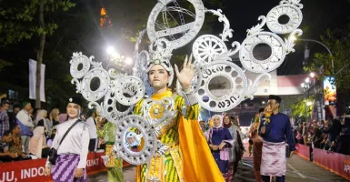 Keunikan Kostum Meriam Karbit Memukau dalam Karnaval dan Pawai Budaya Apeksi XVI