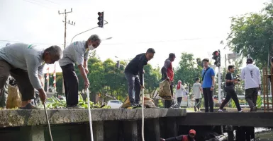 200 Peserta Gotong Royong Bersihkan Parit dan Drainase