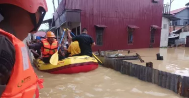 Detik-detik 42 Warga Dievakuasi dari Banjir di Balikpapan
