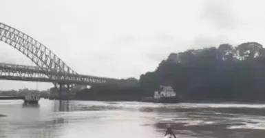 Viral Video Tongkang Tersangkut di Jembatan Sungai Mahakam