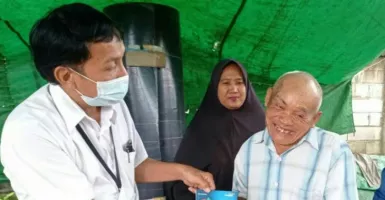 Kakek Ini Enggan Dirawat di Rumah Sakit dan Pulang Meski Terluka