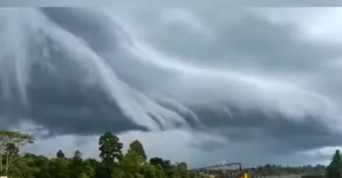 Viral Video Awan Bergelombang Mirip Tsunami di Kukar, Lihat Tuh