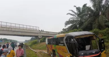 Bus Alami Pecah Ban dan Tabrak Pembatas Jalan di Tol Balsam