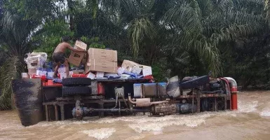 Banjir di Kutai Kartanegara, Truk Sembako Terguling