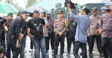 Kapolresta Samarinda Basah Kuyup Jaga Demo Harga BBM Naik