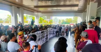 Warga Demo di Kantor Bupati Paser Minta Penambangan Pasir Dibebaskan